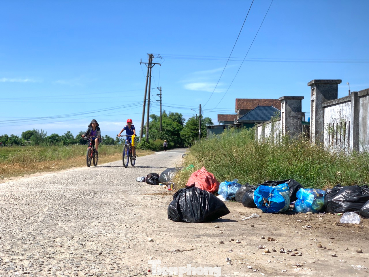 Rác thải vứt bừa bãi, tràn ra đường gây ảnh hưởng đến cuộc sống người dân sống gần khu vực này.