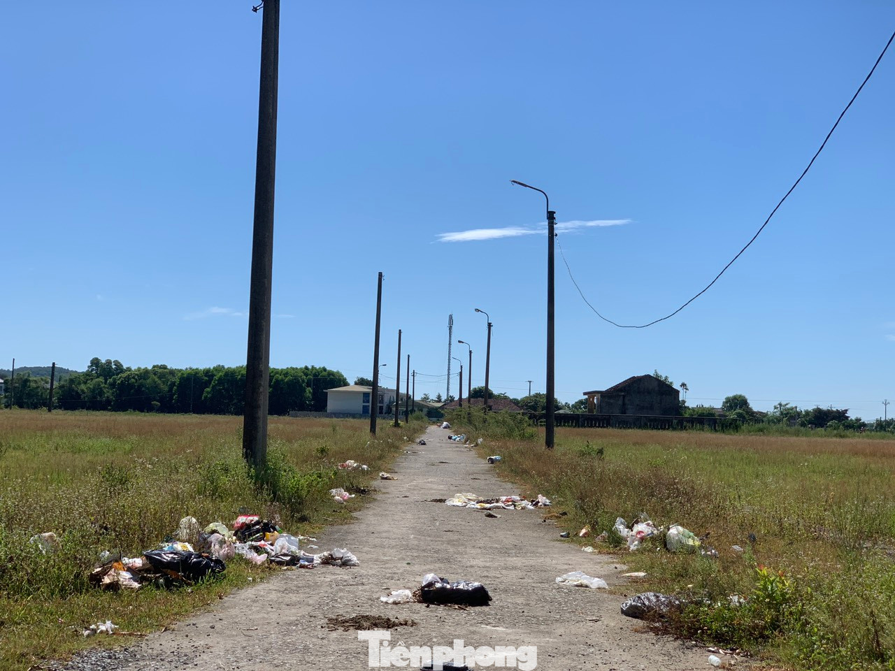 Tại đây, các hạng mục bên trong như hệ thống điện, mương thoát nước đã xuống cấp.