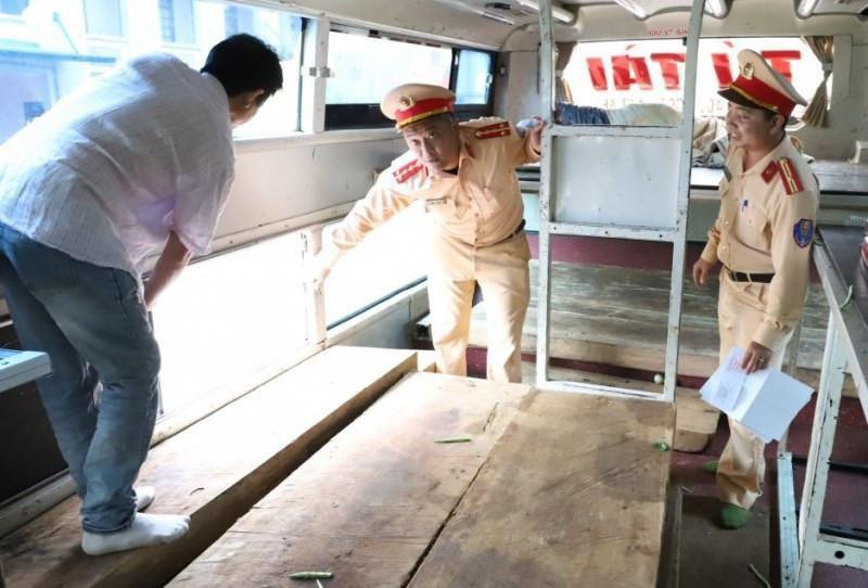 Xe khách chở 13 tấm gỗ lớn không có giấy tờ chứng minh. Xe khách chở 13 tấm gỗ lớn không có giấy tờ chứng minh.