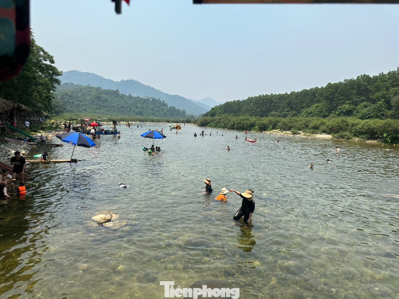 Để tránh cái nóng như nung người, rất nhiều người tìm vào các khe suối, thác nước để tắm và tránh nắng.