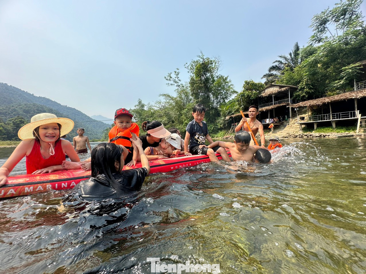 Theo chị Nhung, những ngày này Hà Tĩnh nóng đỉnh điểm, vì để giải nhiệt, tận hưởng kỳ nghỉ lễ, chị và gia đình đã chọn khu vực bãi tắm dòng suối đầu nguồn.