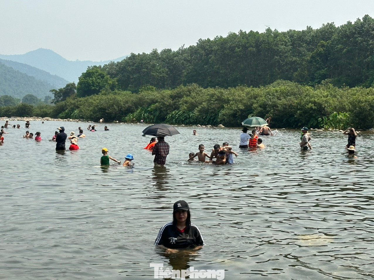 Những ngày nghỉ lễ dịp 30/4 và 1/5, hàng trăm người dân đã đổ xô lên khu nước suối ở bãi tắm đội 9 ở xã Sơn Kim 1, huyện Hương Sơn để tắm. Đây là bãi tắm nằm giữa khu rừng nguyên sinh với dòng suối chảy suốt đêm ngày.