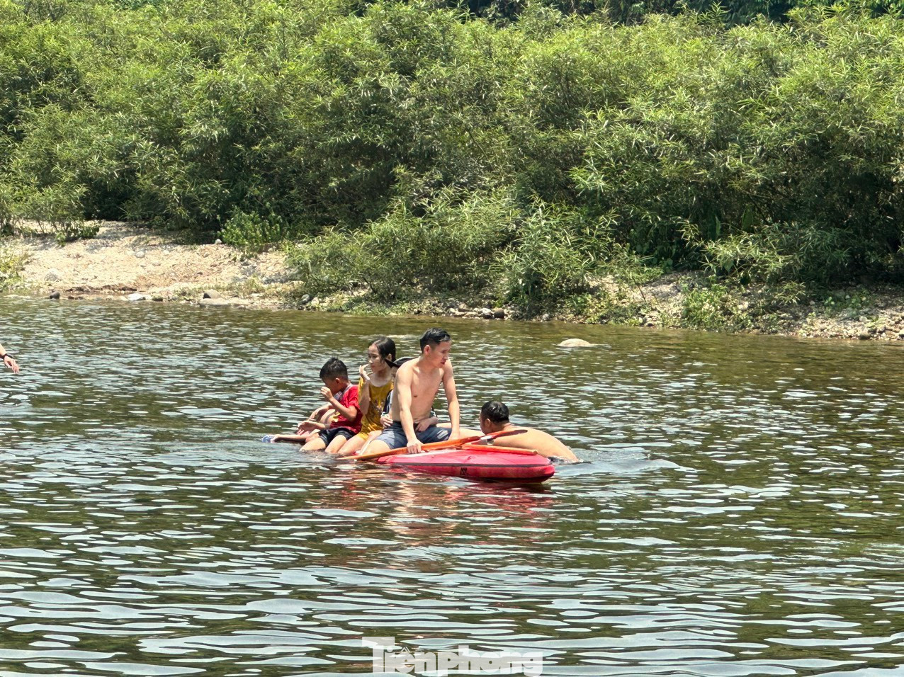 Nhiều gia đình đưa con nhỏ đến đây để tắm mát.