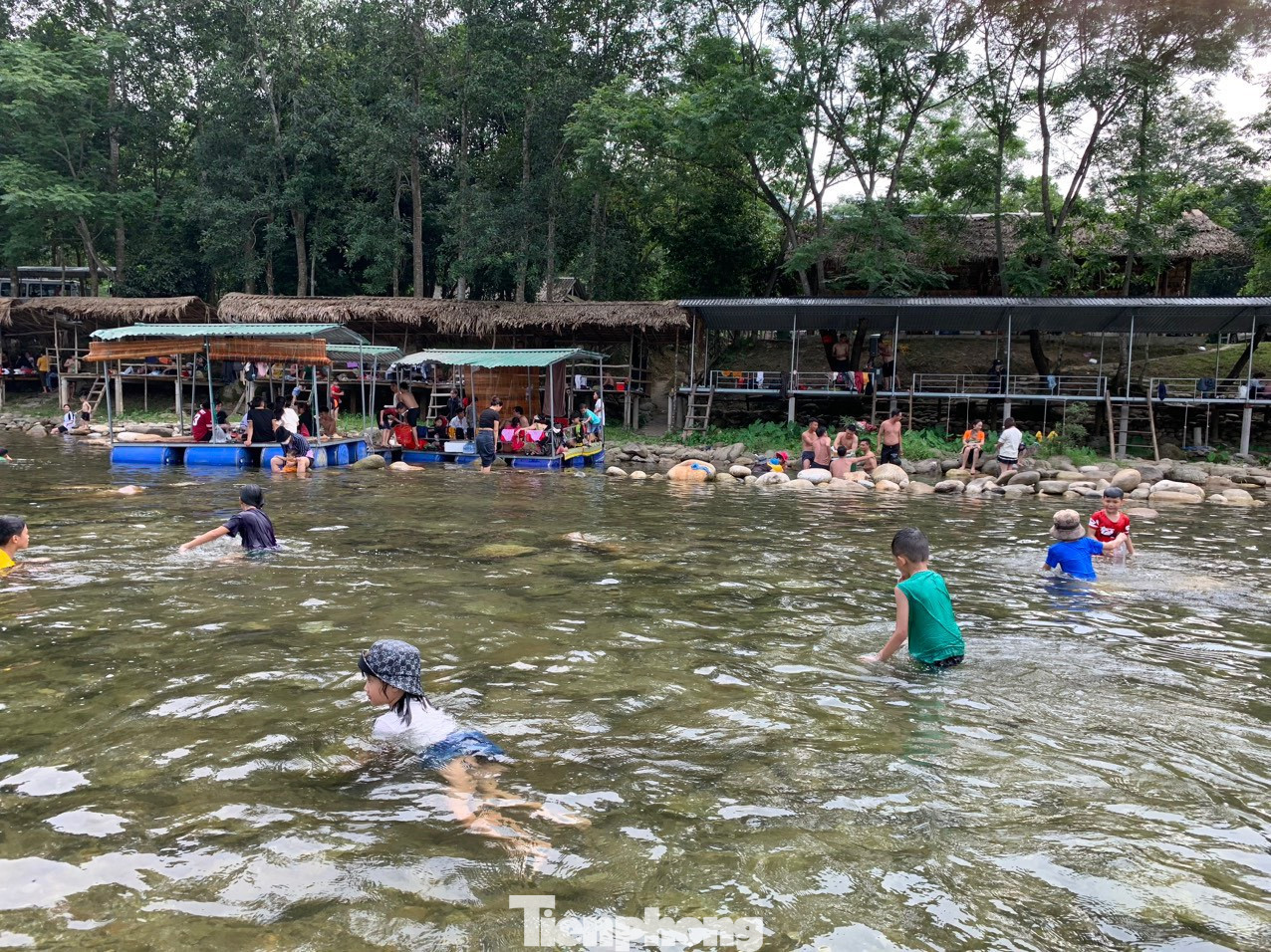 Trong ngày nắng nóng, gia đình chị Nguyễn Thị Nhung (trú tại xã Sơn Trung, huyện Hương Sơn) cùng các thành viên trong gia đình đã vượt hàng chục km lên đây để tận hưởng nét đẹp của núi rừng, cùng ngâm mình dưới dòng nước suối.