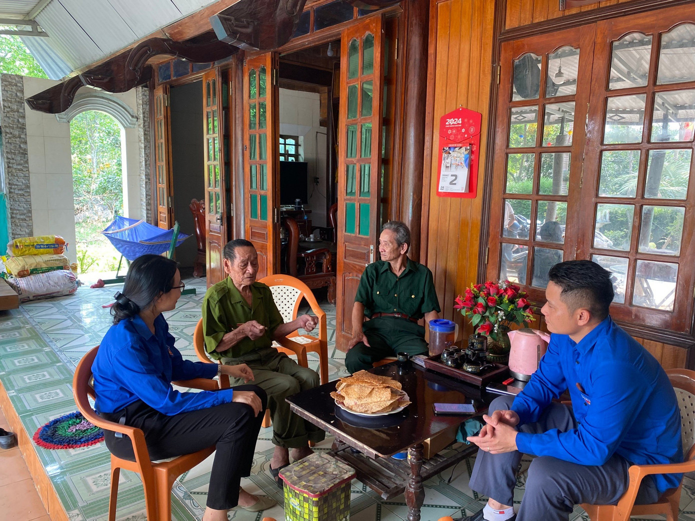 Những ngày qua, tuổi trẻ huyện Hương Khê cũng tổ chức nhiều hoạt động ý nghĩa, thiết thực, bày tỏ sự tri ân đối với các Anh hùng liệt sĩ, chiến sĩ Điện Biên, cựu TNXP đã góp phần làm nên Chiến thắng lịch sử Điện Biên Phủ.