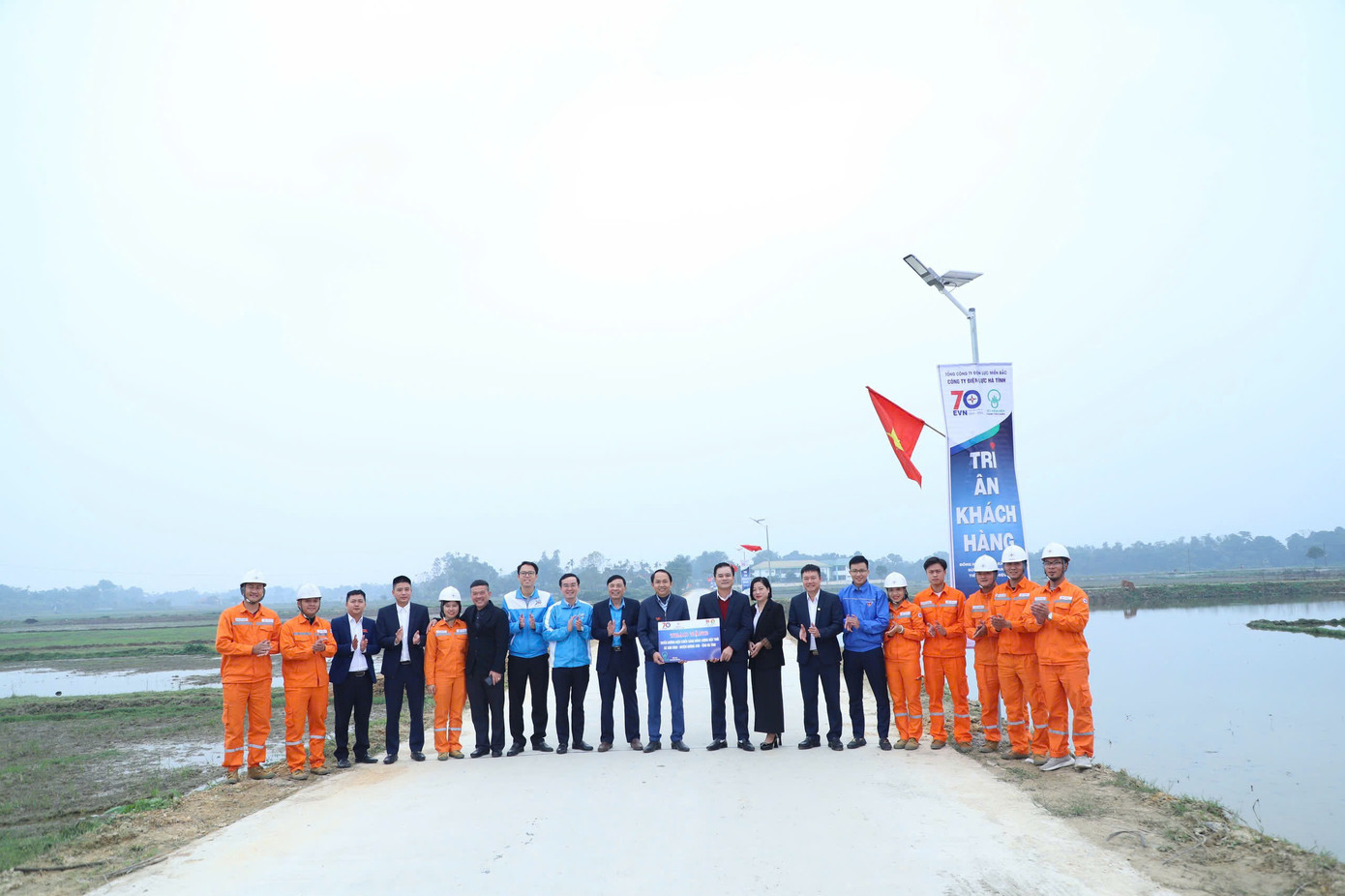 Tuyến đường bằng năng lượng điện mặt trời được xây dựng với kinh phí 30 triệu đồng, dài 400m.