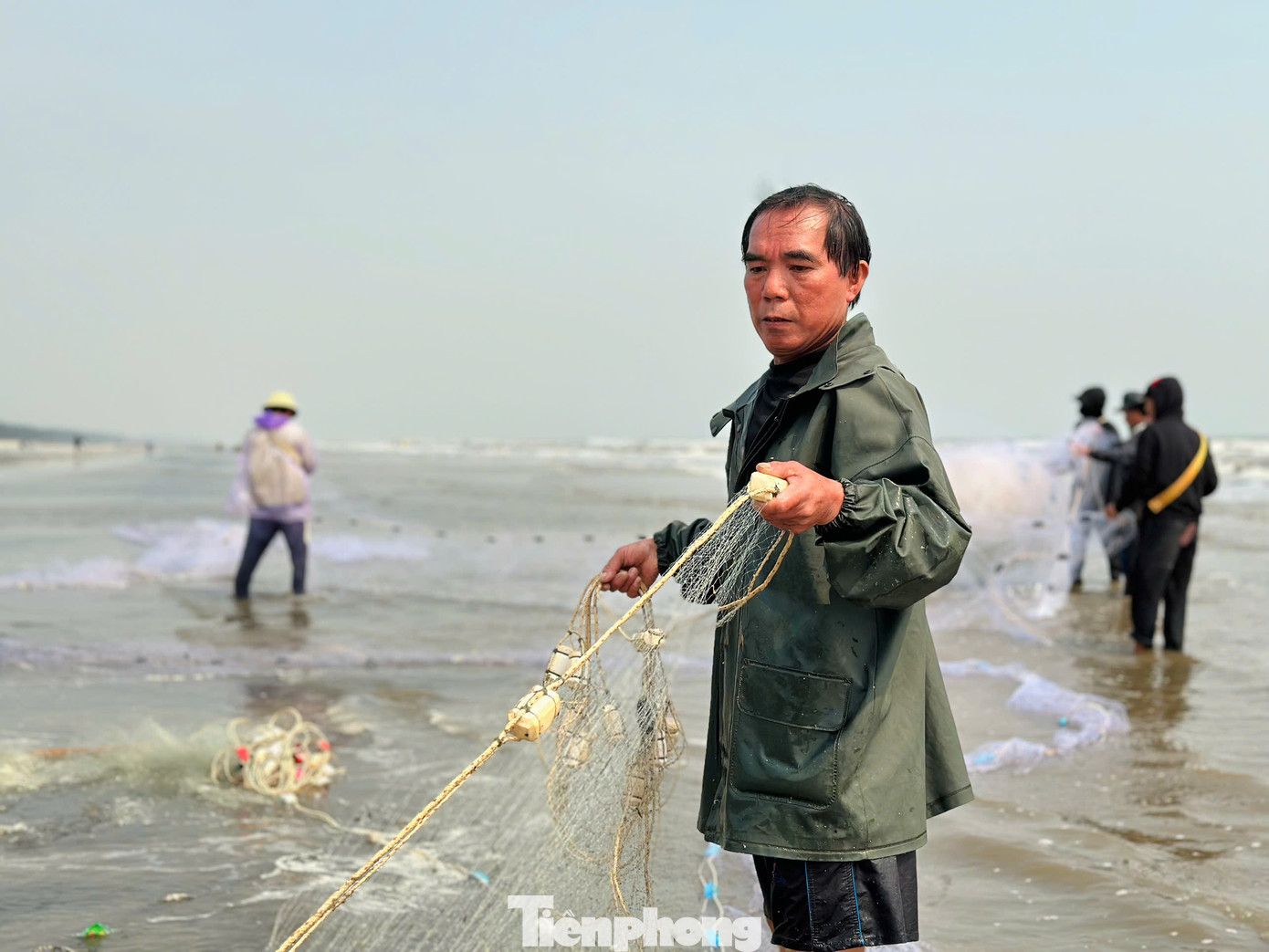 Gần 2 giờ đồng hồ đều nhịp bước giật lùi với bao kỳ vọng của ngư dân, sợi dây thừng hai bên đầu lưới đã được thu gọn, lưới từng bước được kéo sát vào bờ, mang theo nhiều loại hải sản tươi ngon.