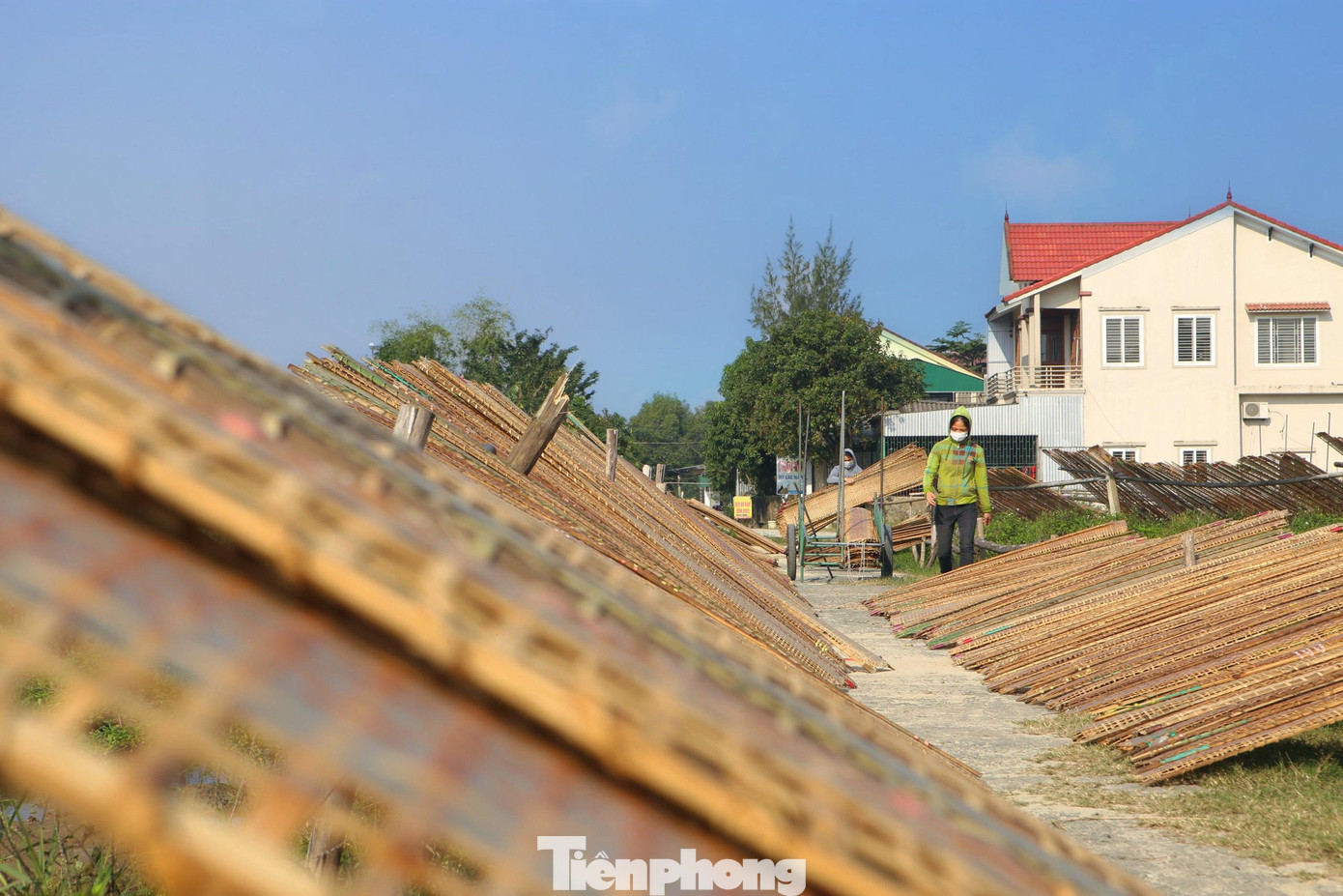 Bánh đa nem Thạch Hưng thu hút được nhiều khách hàng vì không sử dụng hóa chất. Bánh tráng ở đây mỏng, dai ngon và cực kì dễ cuốn.