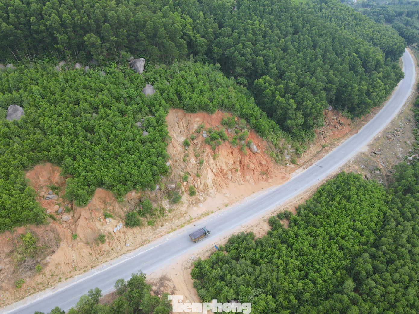 Dự án đường ven biển đi qua các huyện Nghi Xuân, Lộc Hà, Cẩm Xuyên, Kỳ Anh, thị xã Kỳ Anh, có chiều dài khoảng 62 km. Dự án đường ven biển đi qua các huyện Nghi Xuân, Lộc Hà, Cẩm Xuyên, Kỳ Anh, thị xã Kỳ Anh, có chiều dài khoảng 62 km.