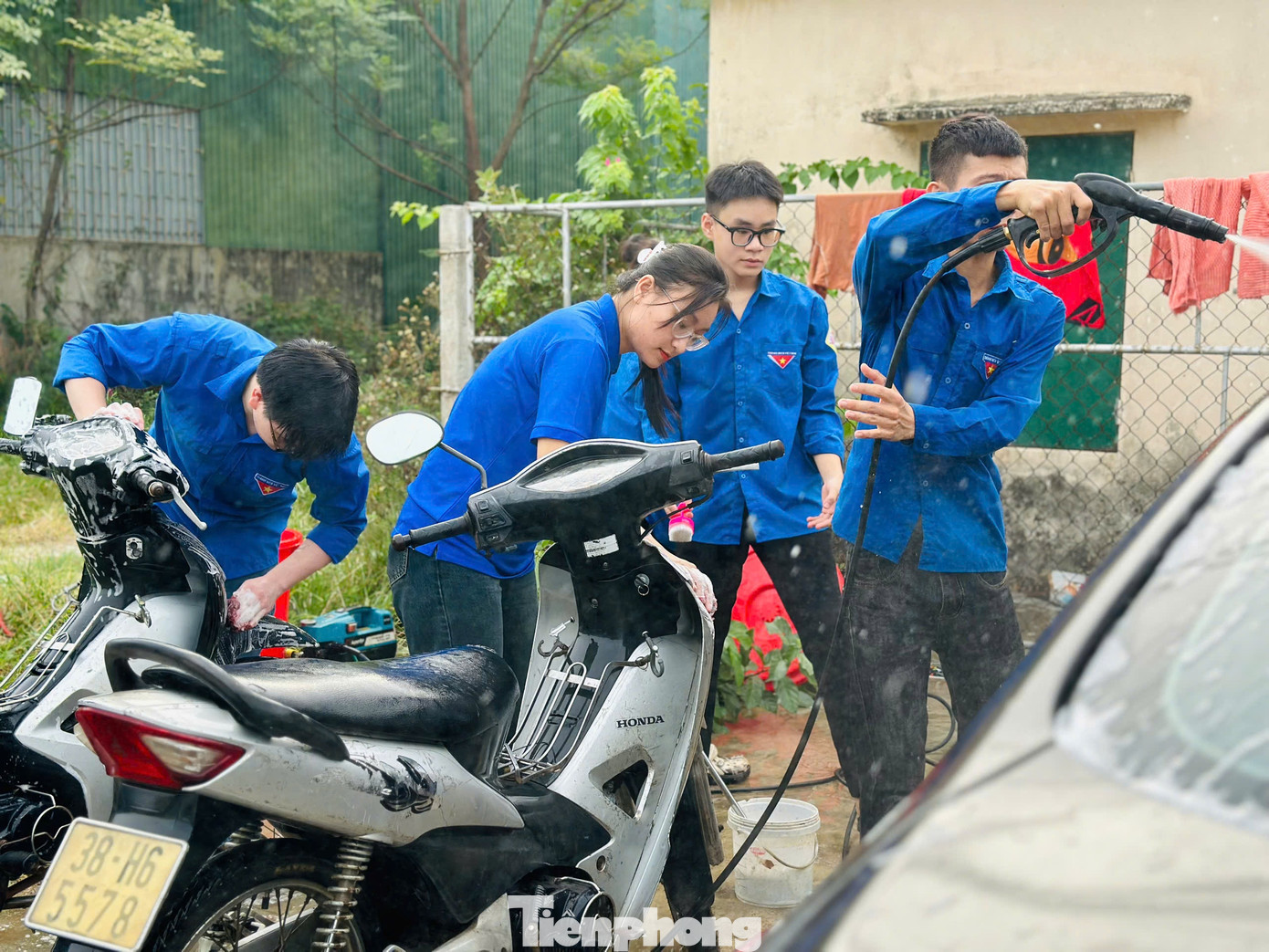 Các đoàn viên thanh niên miệt mài cọ rửa từng vết dơ trên xe của khách bằng xà bông, tiếp đó rửa sạch bằng nước. Các đoàn viên thanh niên miệt mài cọ rửa từng vết dơ trên xe của khách bằng xà bông, tiếp đó rửa sạch bằng nước.