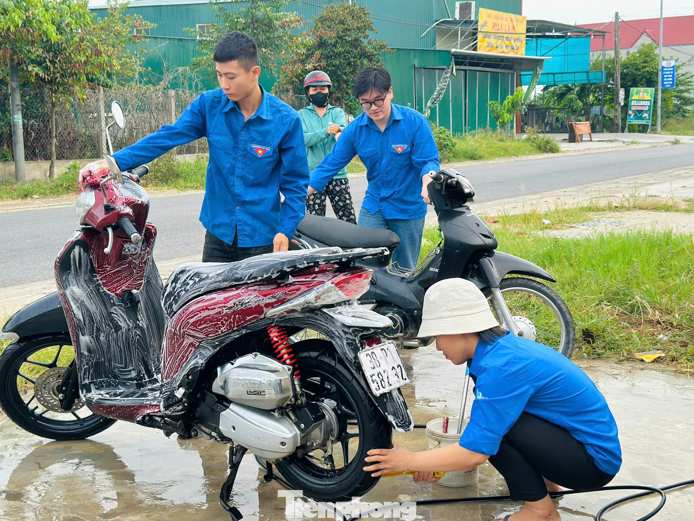“Chúng tôi tổ chức bằng hình thức vận động tùy lòng hảo tâm, không đưa ra mức giá cụ thể khi rửa xe. Việc triển khai hoạt động rửa xe và bán bột lá sen gây quỹ để tặng quà cho các em nhỏ có hoàn cảnh đặc biệt khó khăn, vươn lên học giỏi trong dịp Tết Trung thu. Trong một ngày thực hiện hoạt động, chúng tôi thu về hơn 7 triệu đồng, số tiền này sẽ hỗ trợ các em có hoàn cảnh khó khăn”, chị Nguyễn Thị Trang – Bí thư Đoàn xã Thạch Hưng cho biết. “Chúng tôi tổ chức bằng hình thức vận động tùy lòng hảo tâm, không đưa ra mức giá cụ thể khi rửa xe. Việc triển khai hoạt động rửa xe và bán bột lá sen gây quỹ để tặng quà cho các em nhỏ có hoàn cảnh đặc biệt khó khăn, vươn lên học giỏi trong dịp Tết Trung thu. Trong một ngày thực hiện hoạt động, chúng tôi thu về hơn 7 triệu đồng, số tiền này sẽ hỗ trợ các em có hoàn cảnh khó khăn”, chị Nguyễn Thị Trang – Bí thư Đoàn xã Thạch Hưng cho biết.