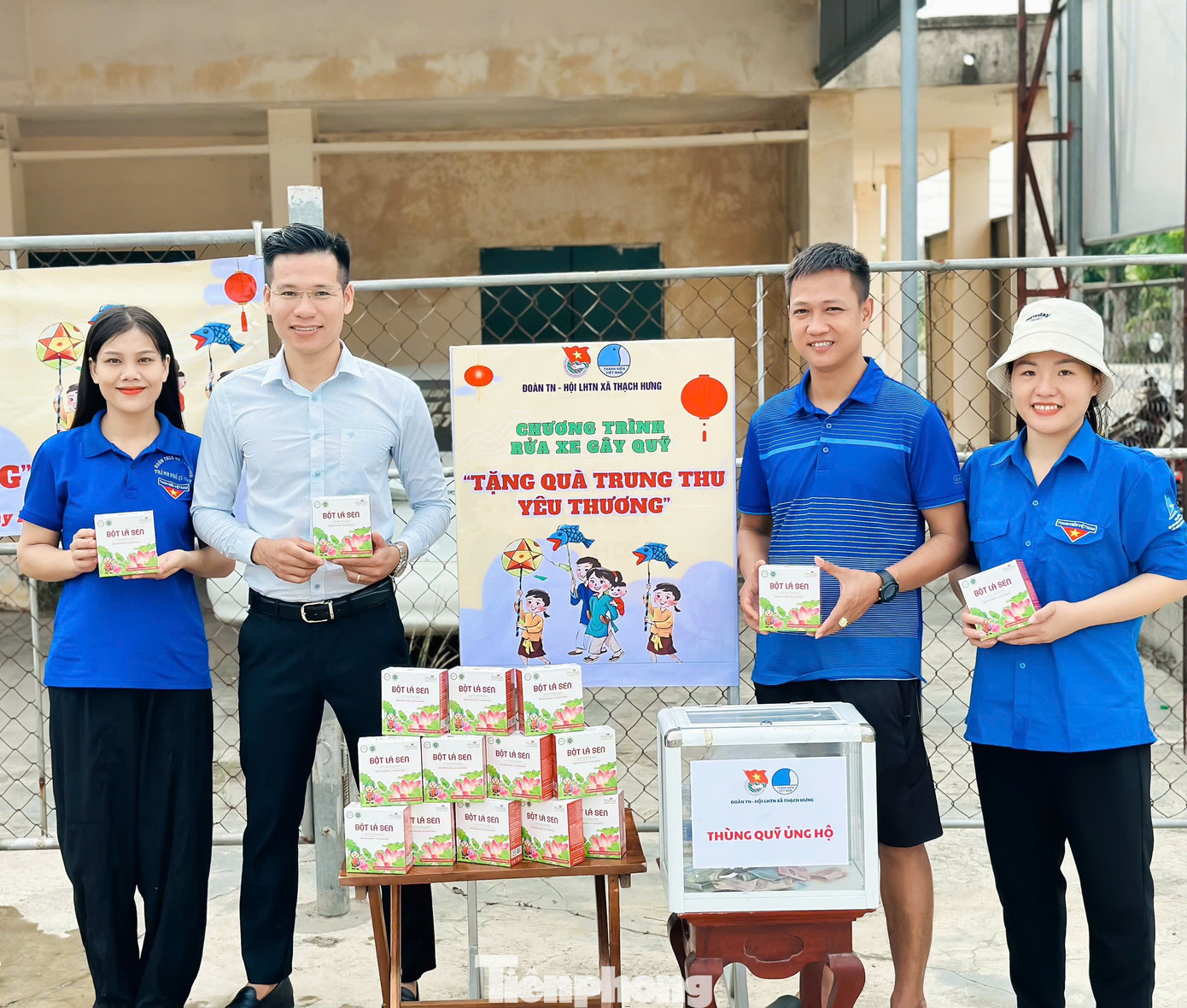 Tại xã Thạch Hưng, Đoàn xã đã huy động hơn 10 đoàn viên thanh niên tổ chức điểm rửa xe và bán bột lá sen để gây quỹ từ thiện tổ chức Trung thu cho em. Tại xã Thạch Hưng, Đoàn xã đã huy động hơn 10 đoàn viên thanh niên tổ chức điểm rửa xe và bán bột lá sen để gây quỹ từ thiện tổ chức Trung thu cho em.