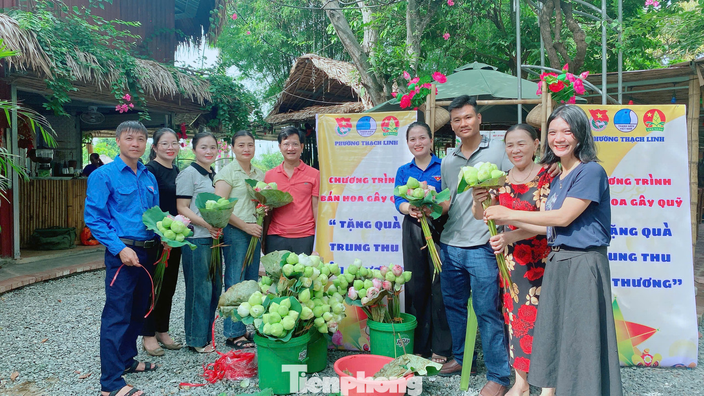 Đoàn phường Thạch Linh (thành phố Hà Tĩnh) cũng triển khai mô hình bán hoa sen gây quỹ hỗ trợ các em học sinh khó khăn đầu năm học mới. Đoàn phường Thạch Linh (thành phố Hà Tĩnh) cũng triển khai mô hình bán hoa sen gây quỹ hỗ trợ các em học sinh khó khăn đầu năm học mới.