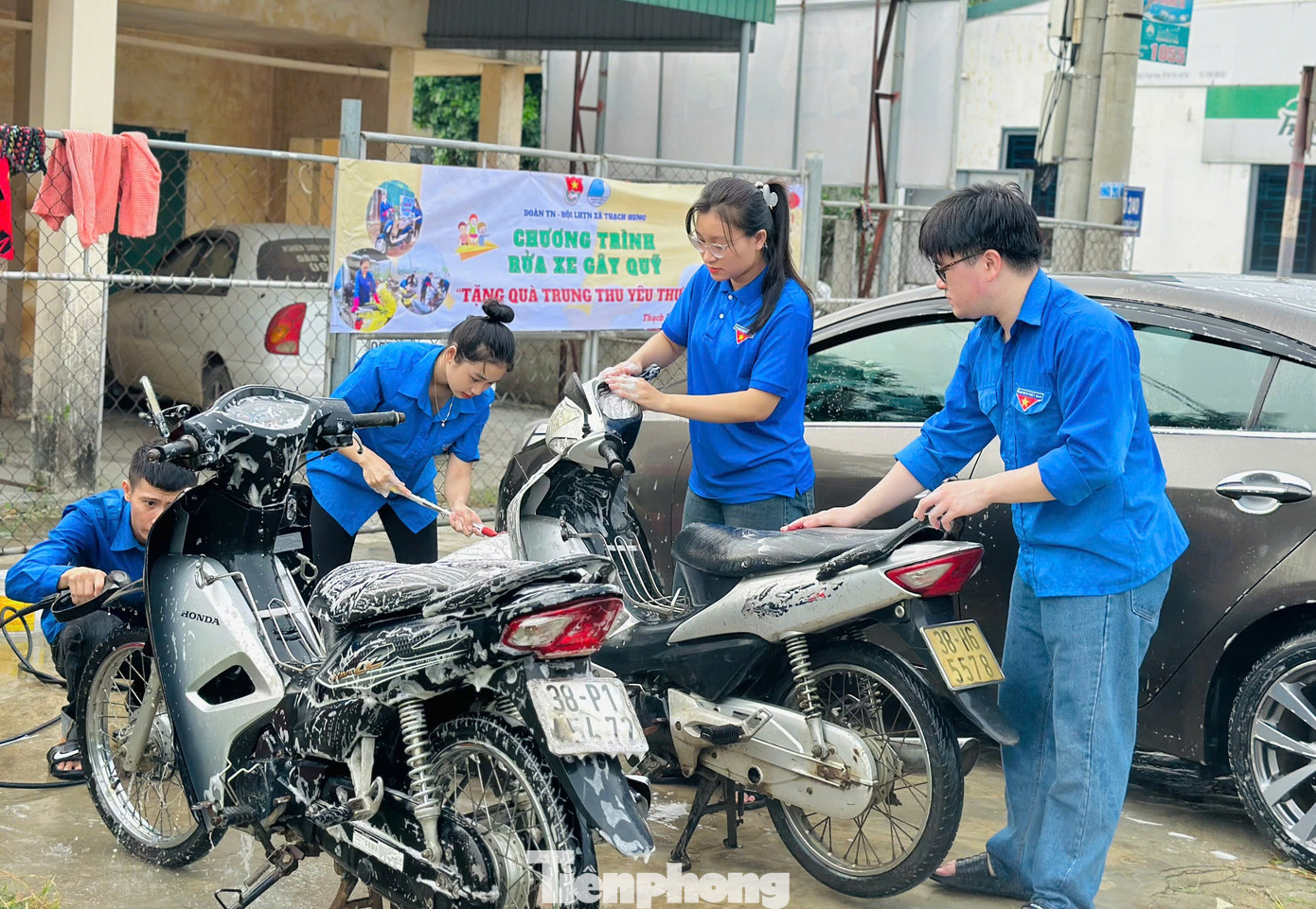 Tại xã Thạch Hưng, Đoàn xã đã huy động hơn 10 đoàn viên thanh niên tổ chức điểm rửa xe và bán bột lá sen để gây quỹ từ thiện tổ chức Trung thu cho em. Tại xã Thạch Hưng, Đoàn xã đã huy động hơn 10 đoàn viên thanh niên tổ chức điểm rửa xe và bán bột lá sen để gây quỹ từ thiện tổ chức Trung thu cho em.