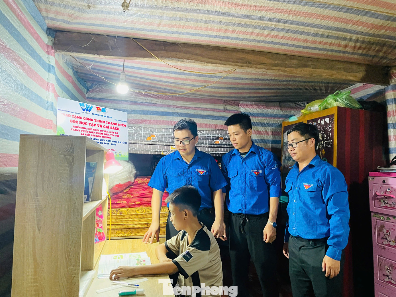 Với số tiền thu được hàng triệu đồng từ hoạt động rửa xe gây quỹ, Đoàn phường Thạch Quý đã triển khai đóng mới góc học tập cho các em có hoàn cảnh khó khăn. Với số tiền thu được hàng triệu đồng từ hoạt động rửa xe gây quỹ, Đoàn phường Thạch Quý đã triển khai đóng mới góc học tập cho các em có hoàn cảnh khó khăn.