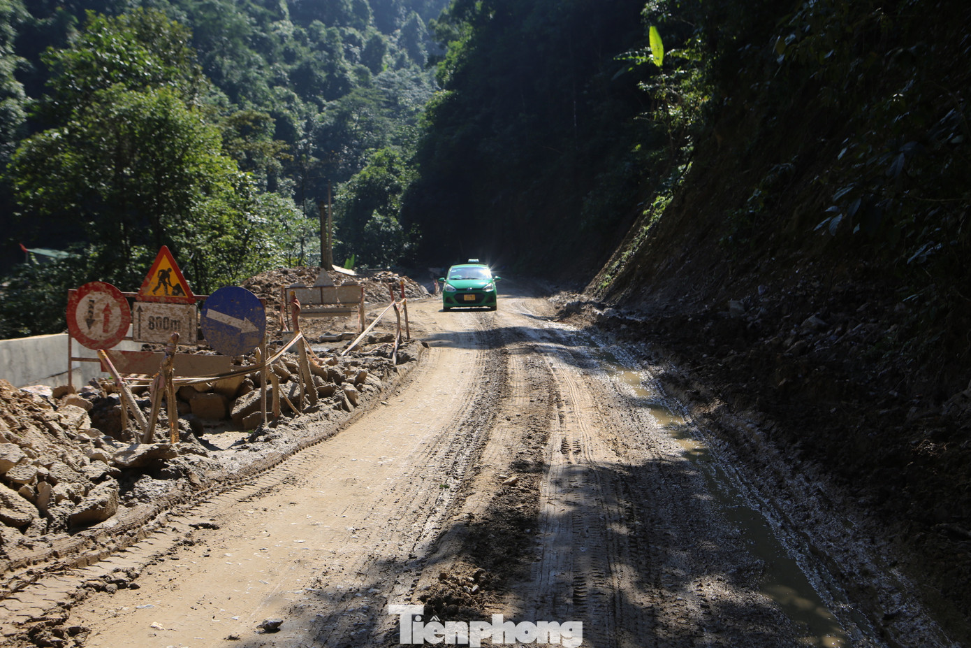 Nhiều đoạn đường hẹp, vực sâu hun hút nhưng chỉ được căng sợi dây mỏng manh, cảnh báo rất sơ sài. Phương tiện di chuyển gặp nhiều khó khăn. Nhiều đoạn đường hẹp, vực sâu hun hút nhưng chỉ được căng sợi dây mỏng manh, cảnh báo rất sơ sài. Phương tiện di chuyển gặp nhiều khó khăn.