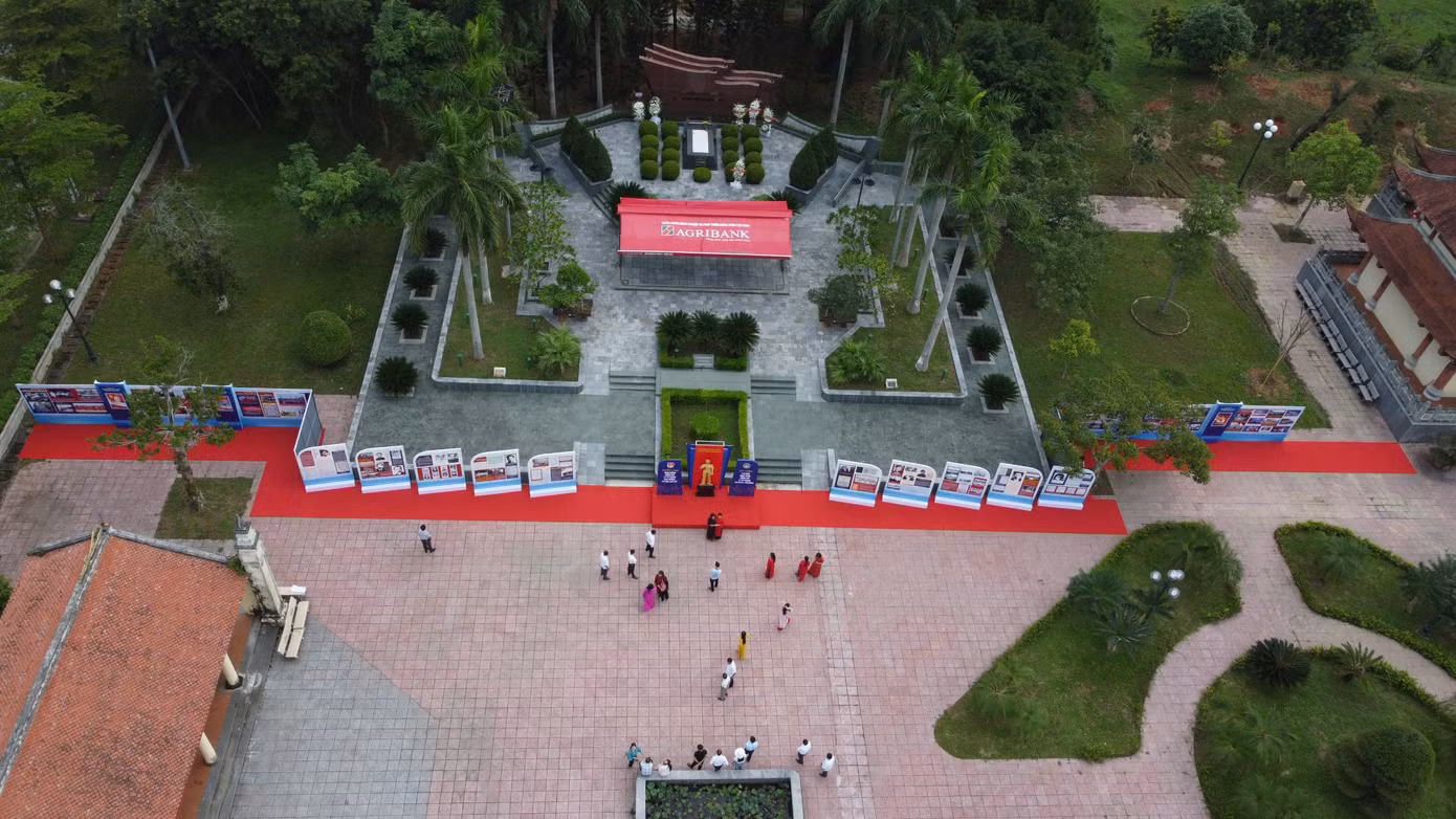 Khu tưởng niệm anh Lý Tự Trọng tọa lạc tại thôn Tân Long (xã Việt Tiến, huyện Thạch Hà). Đây là công trình của tuổi trẻ cả nước và nhân dân Hà Tĩnh nhằm tri ân sự hy sinh anh dũng của anh Lý Tự Trọng.