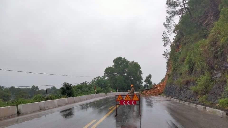 Một điểm sạt lở tại khu vực núi Nầm do mưa lớn.