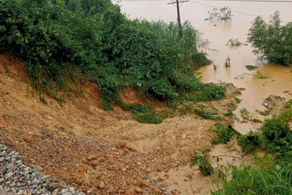 Đất, đá và cây cối trôi xuống sông... Đất, đá và cây cối trôi xuống sông...