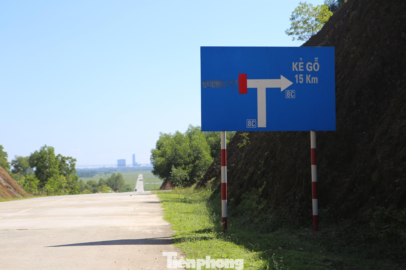 Tuyến đường nối giữa đường Hàm Nghi (TP Hà Tĩnh) và tỉnh lộ 21 (nay là quốc lộ 8C, thuộc xã Thạch Xuân, huyện Thạch Hà) được UBND tỉnh Hà Tĩnh phê duyệt vào năm 2009. Tuyến đường dài 5,6km, vốn dự án từ nguồn trái phiếu chính phủ và UBND tỉnh Hà Tĩnh huy động từ các nguồn khác.