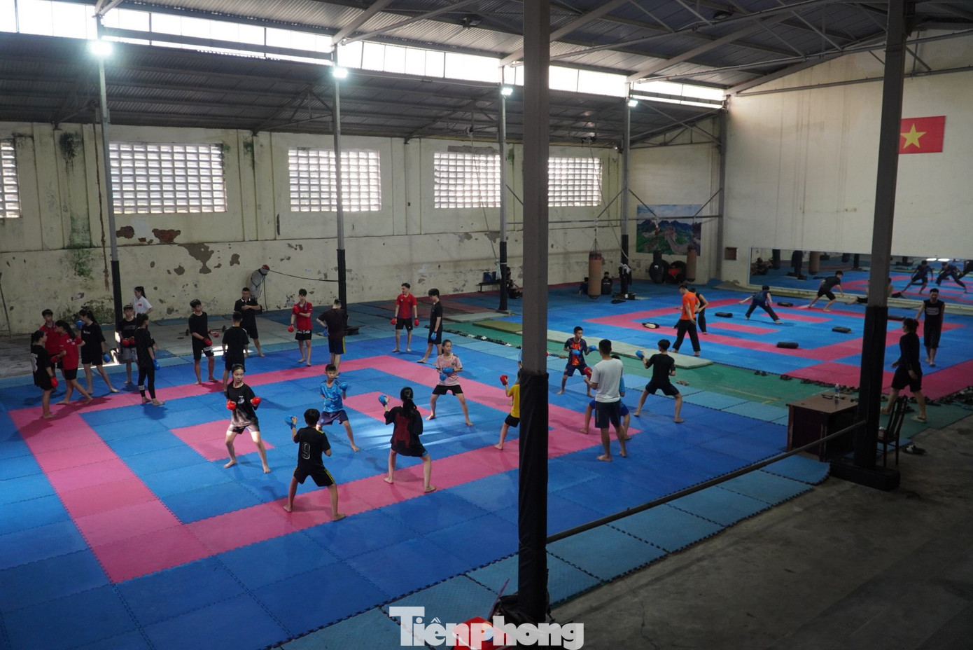Đặc biệt ở khu tập 2 bộ môn võ thuật Pencak Silat, Karate xuống cấp nghiêm trọng hơn khi trang thiết bị thiếu thốn, tường bong tróc, rêu phủ bám đầy..