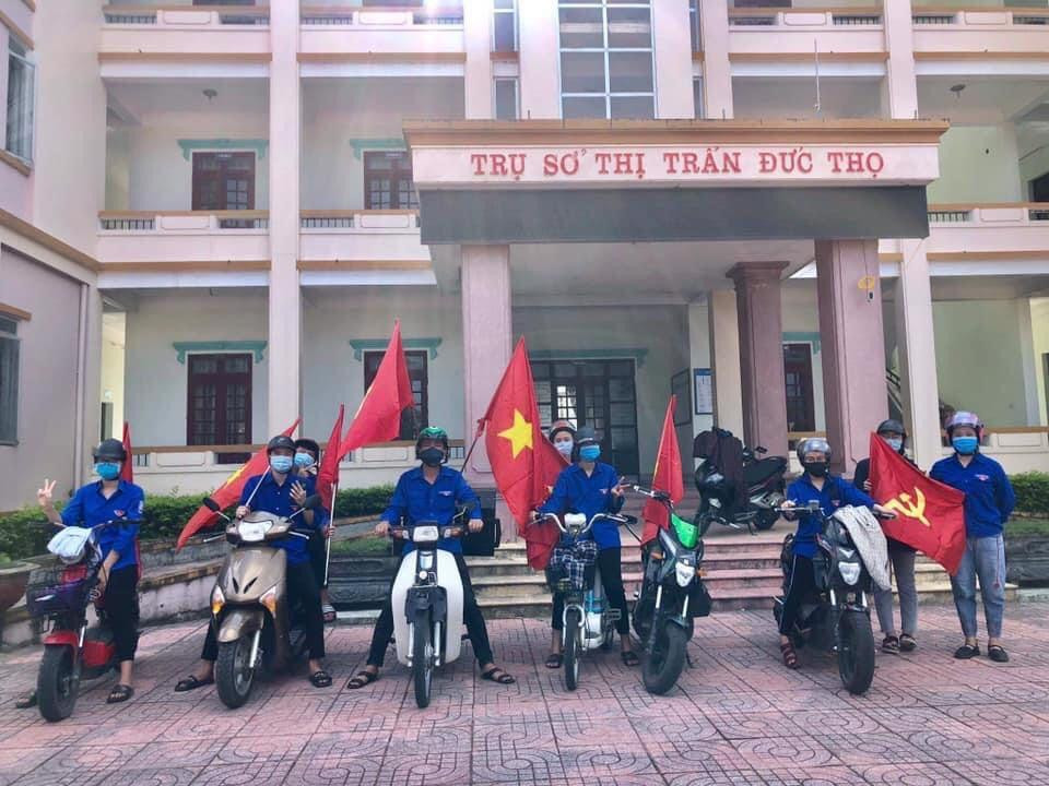 Tại huyện Đức Thọ, đoàn thanh niên chạy xe thực hiện phát loa thông báo tuyên truyền phòng chống dịch cho người dân.