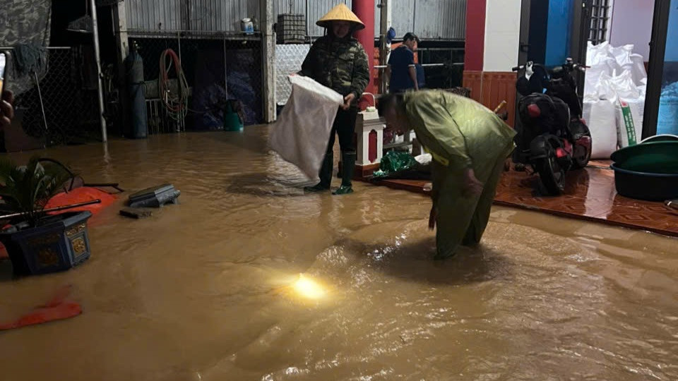 Mưa lớn, nước ngập vào nhà dân.