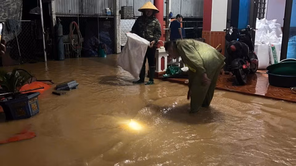 Mưa lớn, nước ngập vào nhà dân.