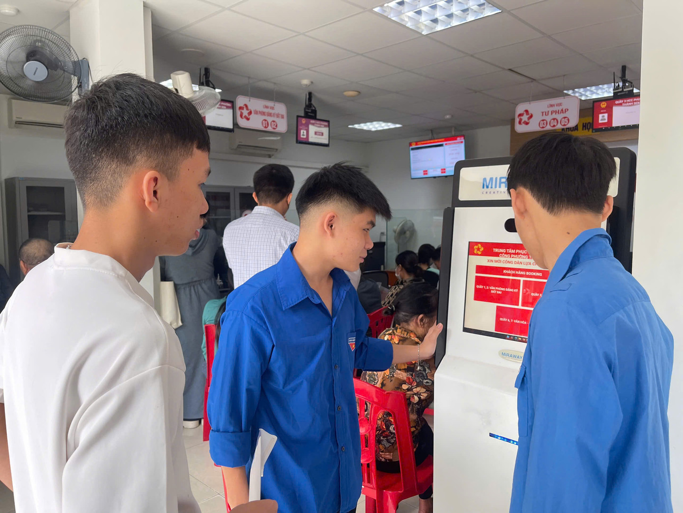 Chị Trương Thị Hiền - Bí thư Đoàn phường Thành Sen cho biết: &quot;Là phường có số lượng dân lớn nhất tỉnh nên người dân đến làm hồ sơ, thủ tục rất đông. Để hỗ trợ chính quyền địa phương, chúng tôi đã lập đội thanh niên tình nguyện chuyển đổi số, mỗi ngày duy trì từ 2 - 4 bạn để hỗ trợ người dân sử dụng dịch vụ công trực tuyến, tra cứu và kê khai nộp hồ sơ. Đội hình này sẽ được triển khai cho đến khi chính quyền mới hoạt động thuận tiện và người dân không cần hỗ trợ nữa sẽ dừng”.