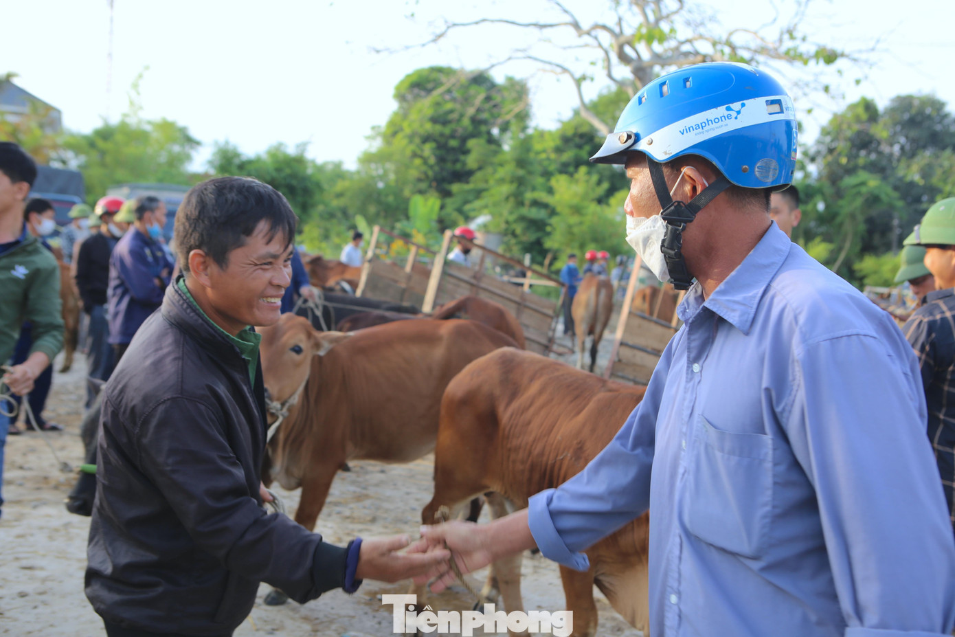 “Chợ có hơn 100 năm. Tuy chỉ là chợ nông thôn nhưng mỗi lần họp chợ đều có rất đông người đến đây để mua bán từ Nghệ An đến Thanh Hoá, Quảng Bình”, ông Mậu chia sẻ.