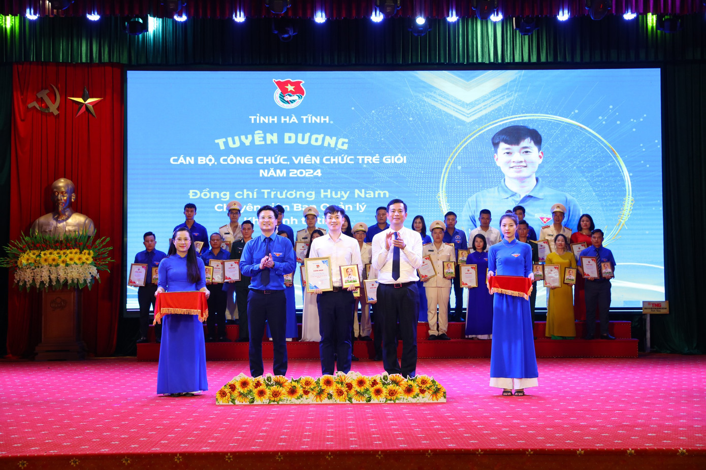 Những người trẻ tiêu biểu ở Hà Tĩnh được tuyên dương.