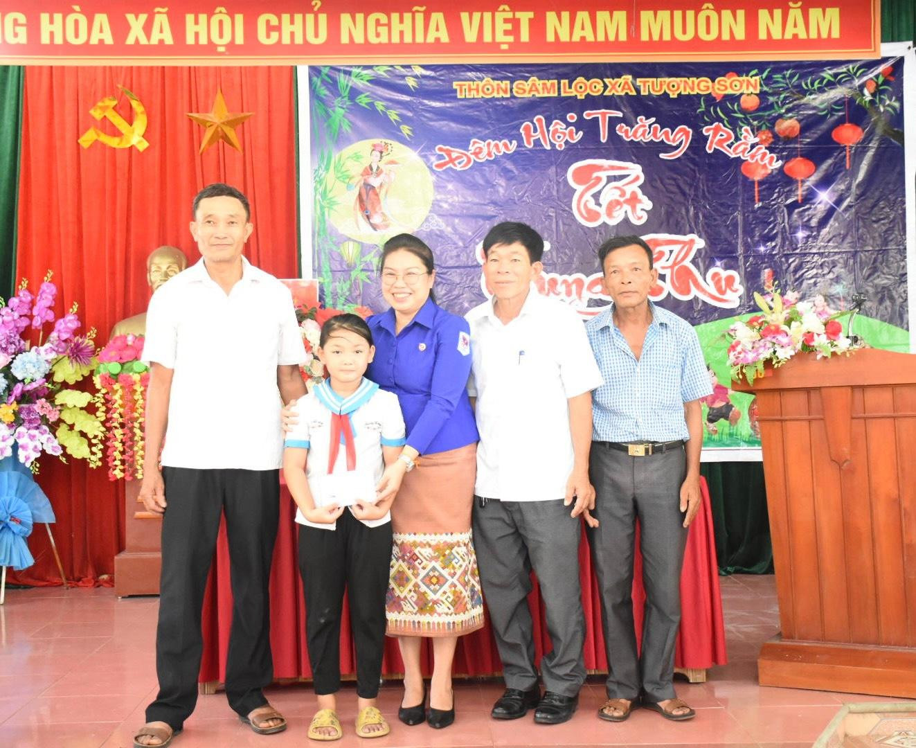 Đoàn đại biểu Đoàn thanh niên Nhân dân Cách mạng Lào tặng quà cho một em học sinh có hoàn cảnh khó khăn trên địa bàn xã Tượng Sơn. Đoàn đại biểu Đoàn thanh niên Nhân dân Cách mạng Lào tặng quà cho một em học sinh có hoàn cảnh khó khăn trên địa bàn xã Tượng Sơn.