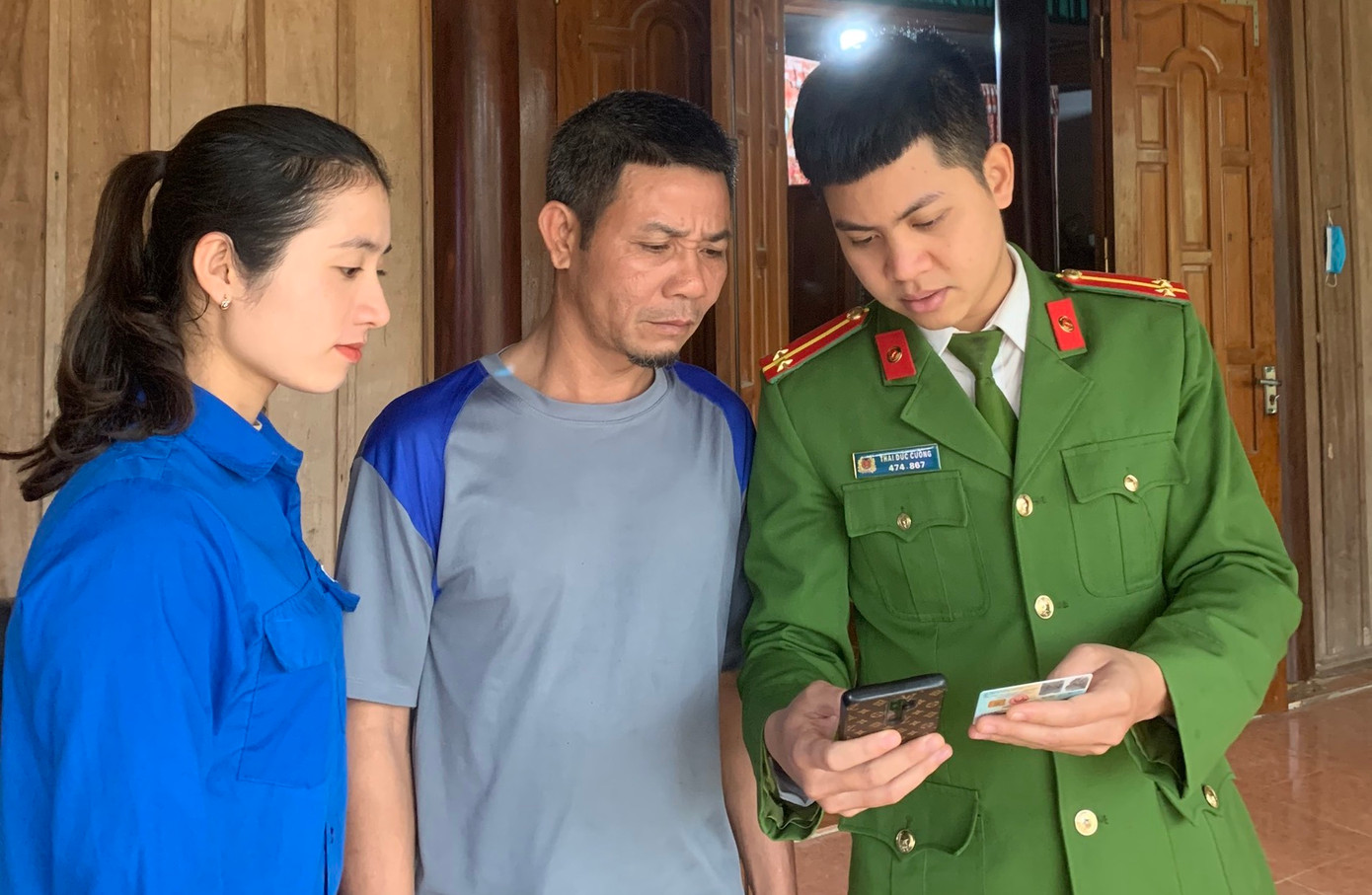 Người dân được tuyên truyền, hướng dẫn cài đặt mã định danh điện tử.