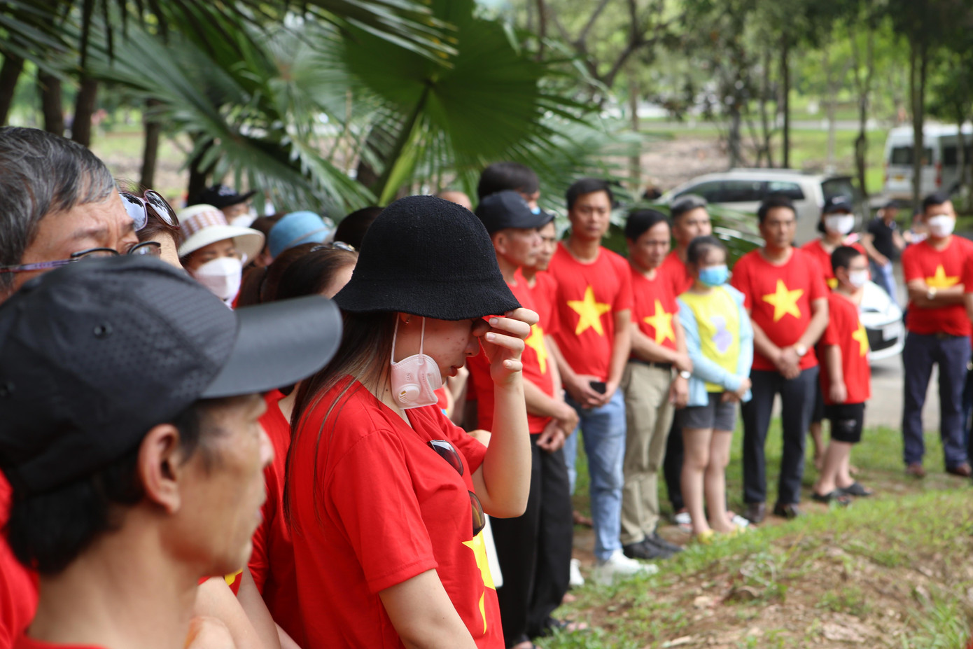 Rất nhiều du khách cũng sụt sùi trước câu chuyện, thuyết minh của hướng dẫn viên tại hố bom…Tiểu đội về xếp một hàng ngang/Cúc ơi/Em ở đâu không về tập hợp/Chín bạn đã quây quần đủ mặt: Nhỏ - Xuân - Hà - Hường - Hợi - Rạng - Xuân - Xanh/Chỉ thiếu mình em... Rất nhiều du khách cũng sụt sùi trước câu chuyện, thuyết minh của hướng dẫn viên tại hố bom…Tiểu đội về xếp một hàng ngang/Cúc ơi/Em ở đâu không về tập hợp/Chín bạn đã quây quần đủ mặt: Nhỏ - Xuân - Hà - Hường - Hợi - Rạng - Xuân - Xanh/Chỉ thiếu mình em...
