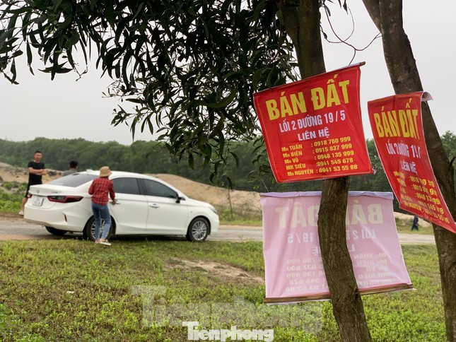 Hình ảnh môi giới đổ về vùng quê Thạch Văn tạo ra cơn "sốt ảo" đất trong thời gian ngắn vào năm 2022.