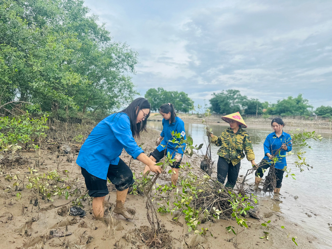 Hưởng ứng ngày môi trường thế giới, Chiến dịch thanh niên tình nguyện hè, ngày 5/6, Đoàn thanh niên xã Thạch Hưng phối hợp với UBND xã Thạch Hưng cùng hội nông dân, người dân tổ chức trồng cây tại khu vực ven sông Vực Mướp. Ảnh: HN