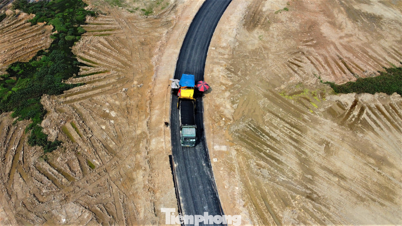 Để đảm bảo đúng tiến độ đề ra, hiện nhà thầu đang tập trung nhân lực thi công, chia thành nhiều ca để thực hiện.