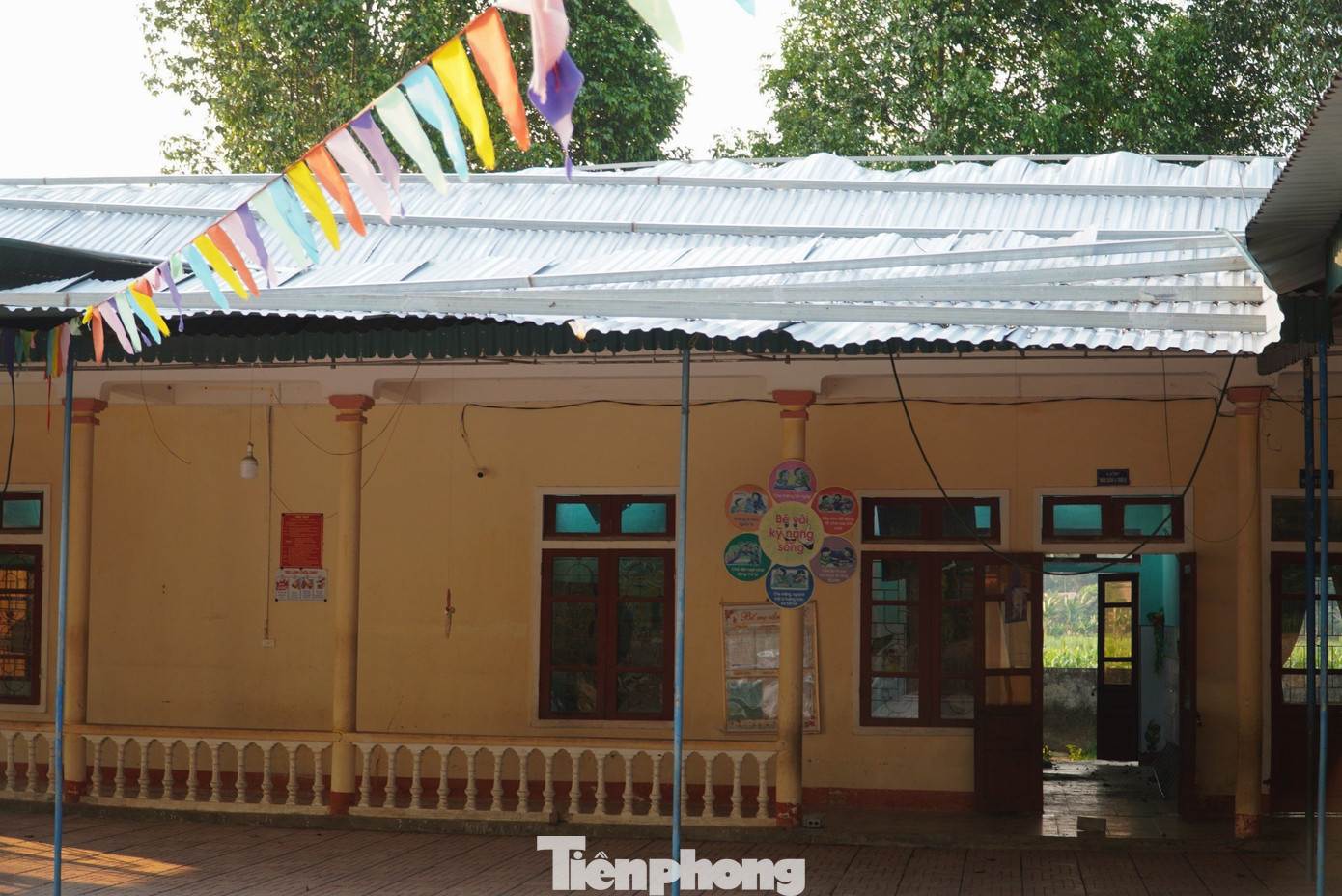 Được biết, dãy nhà gồm 5 phòng, trong đó 2 phòng học cho trẻ 3-4 tuổi học, 1 phòng ngủ, phòng cho giáo viên và 1 phòng bếp. Dãy nhà này được xây dựng trên 13 năm, nay đã có dấu hiệu xuống cấp. Được biết, dãy nhà gồm 5 phòng, trong đó 2 phòng học cho trẻ 3-4 tuổi học, 1 phòng ngủ, phòng cho giáo viên và 1 phòng bếp. Dãy nhà này được xây dựng trên 13 năm, nay đã có dấu hiệu xuống cấp.