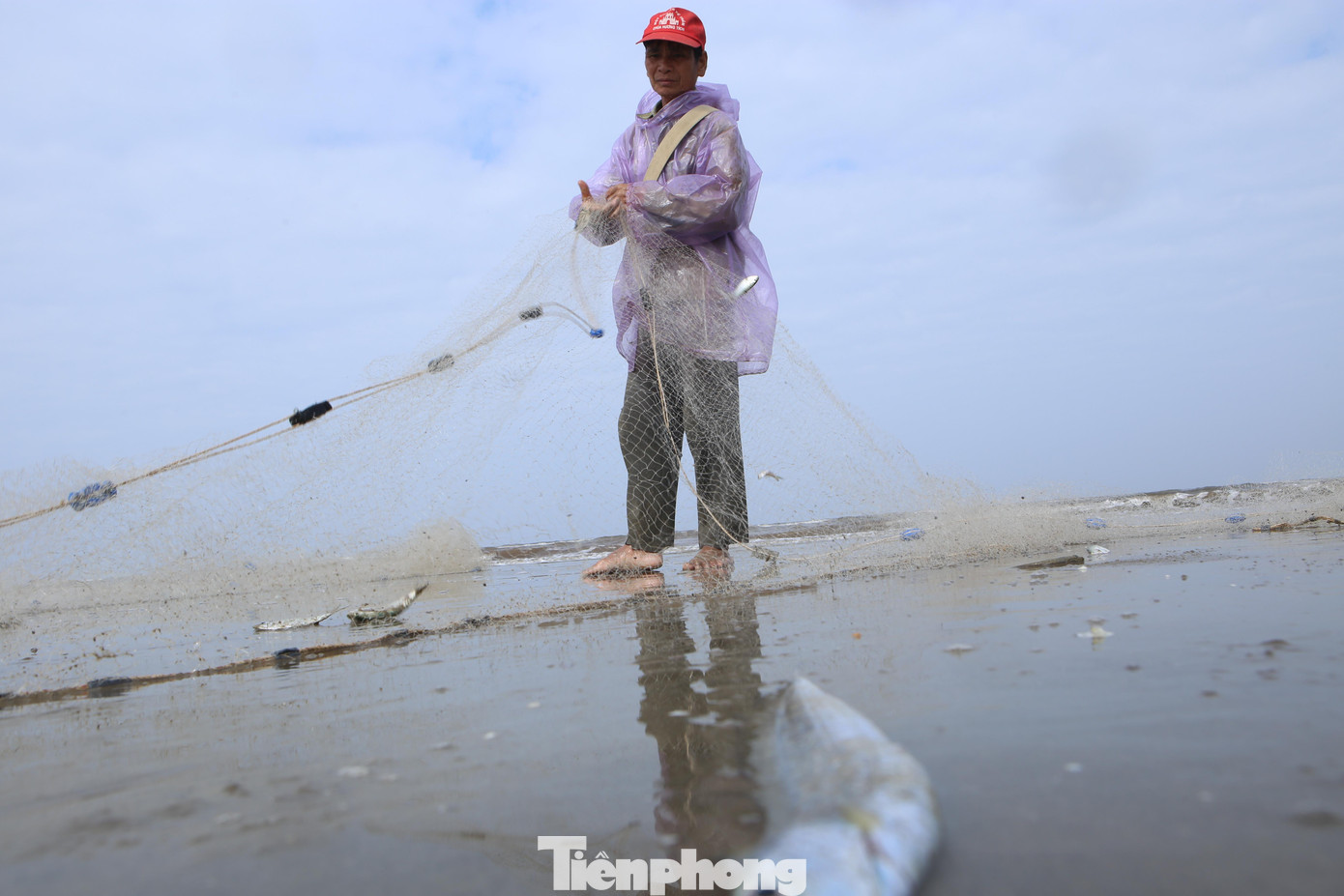 Người dân xã Thịnh Lộc sử dụng lưới vây để đánh bắt cá. Để đánh bắt được cá gần bờ, ngư dân sử dụng lưới, đấu nối vào nhau khi đủ độ dài trên 100m thì dùng thuyền nan kéo lưới ra phía ngoài khoảng 2 hải lý.