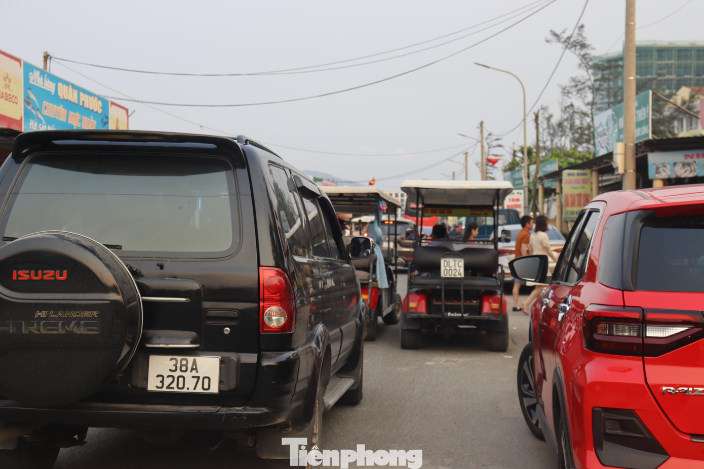 Vào cao điểm từ 15h -17h hằng ngày, lối vào bãi tắm xảy ra tình trạng ùn tắc cục bộ do lượng phương tiện tăng đột biến.