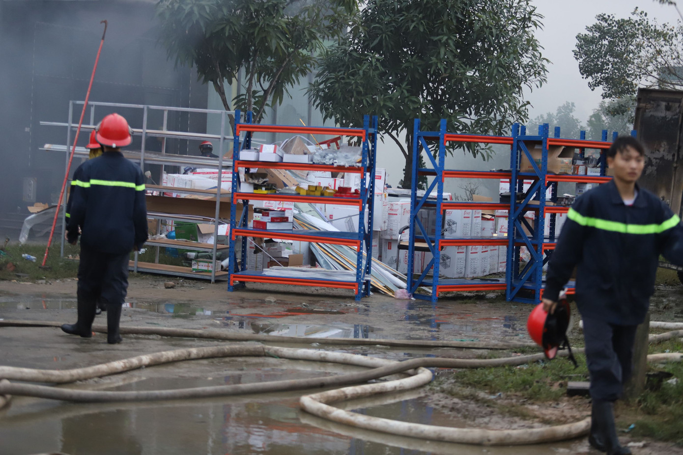 Đến 6h sáng, khói vẫn bốc lên trên mái nhà xưởng.