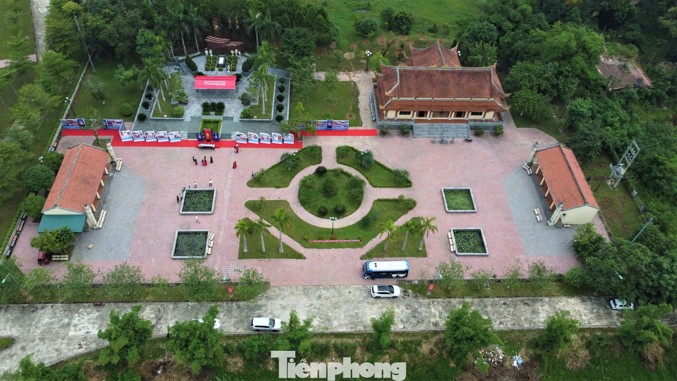 Ngày 18/10, tại Khu tưởng niệm anh Lý Tự Trọng (xã Việt Tiến, huyện Thạch Hà, Hà Tĩnh) đã diễn ra triển lãm ảnh với chủ đề “Lý Tự Trọng - Người truyền lửa”. Triển lãm do Trung tâm Văn hóa điện ảnh tỉnh Hà Tĩnh chủ trì thực hiện nhân dịp kỷ niệm 110 năm ngày sinh của người đoàn viên đầu tiên thanh niên cộng sản đầu tiên (20/10/1914 – 20/10/2024).