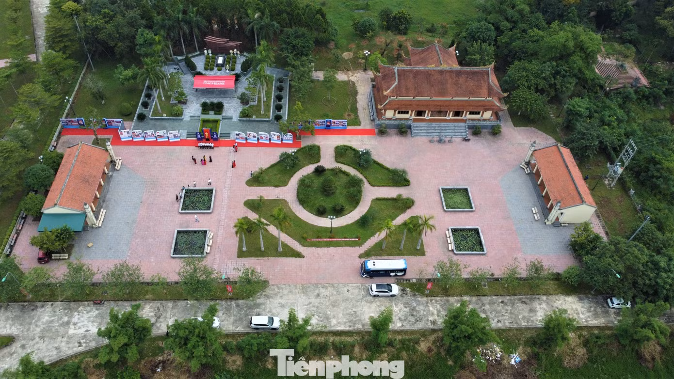 Ngày 18/10, tại Khu tưởng niệm anh Lý Tự Trọng (xã Việt Tiến, huyện Thạch Hà, Hà Tĩnh) đã diễn ra triển lãm ảnh với chủ đề “Lý Tự Trọng - Người truyền lửa”. Triển lãm do Trung tâm Văn hóa điện ảnh tỉnh Hà Tĩnh chủ trì thực hiện nhân dịp kỷ niệm 110 năm ngày sinh của người đoàn viên đầu tiên thanh niên cộng sản đầu tiên (20/10/1914 – 20/10/2024).