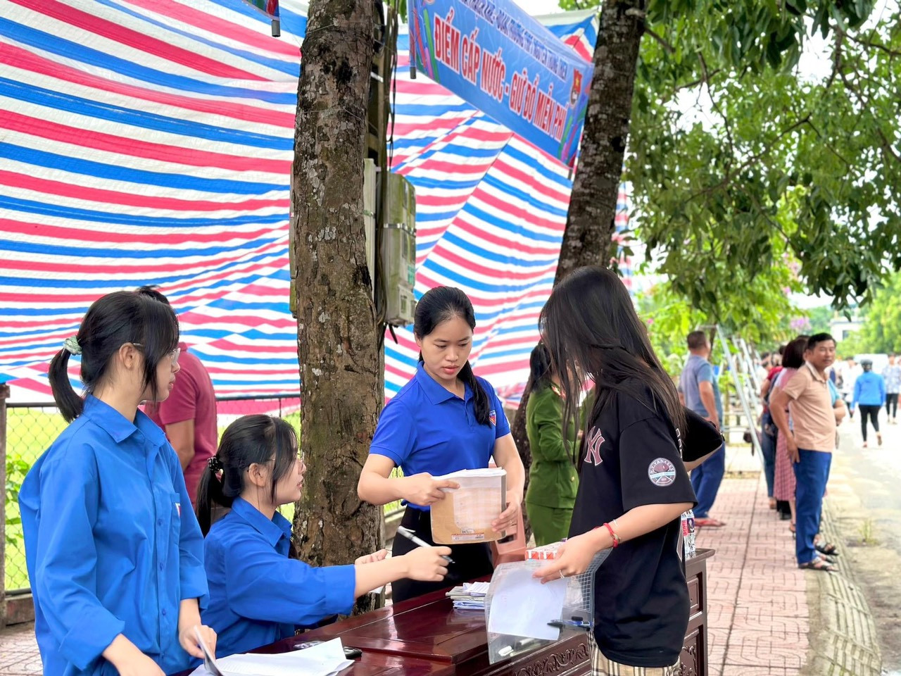 Các đội hình “Tiếp sức mùa thi” trang bị nhiều vật dụng như bút, nước uống,… để tiếp sức cho sĩ tử trong những ngày diễn ra kỳ thi.