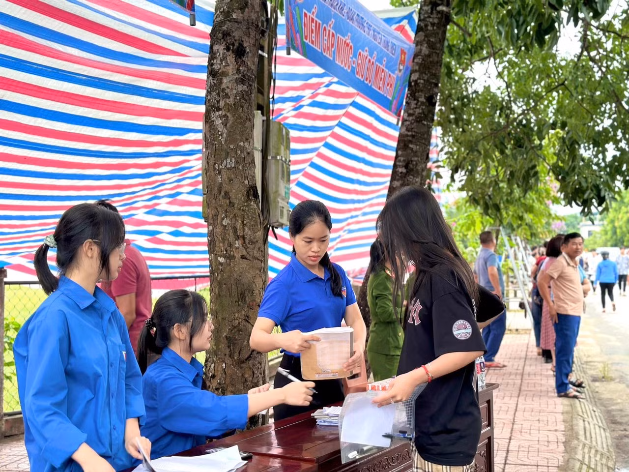 Các đội hình “Tiếp sức mùa thi” trang bị nhiều vật dụng như bút, nước uống,… để tiếp sức cho sĩ tử trong những ngày diễn ra kỳ thi.