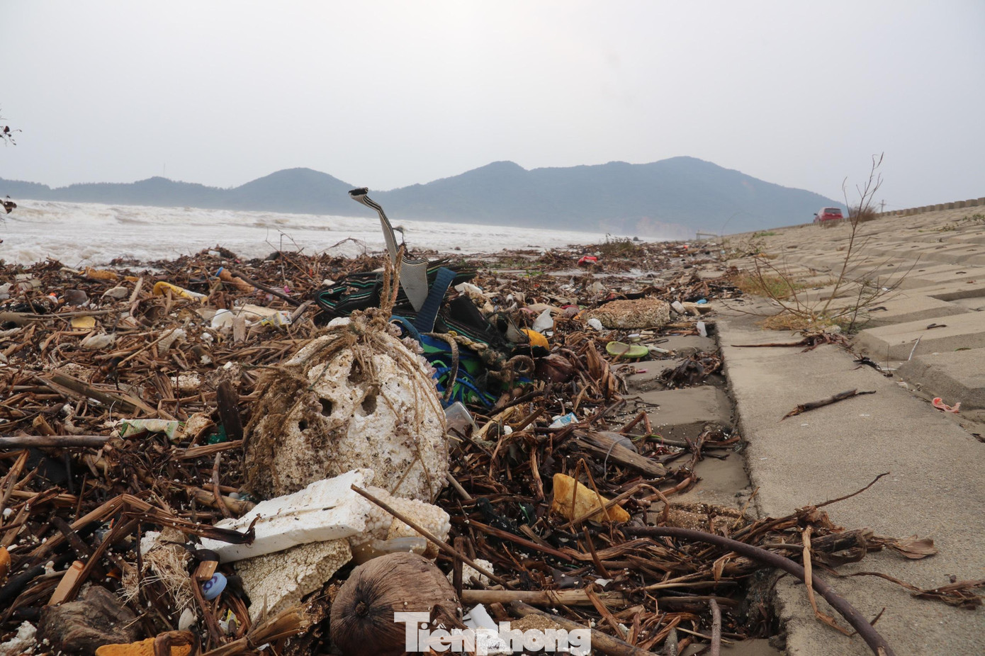 Rác thải nằm ngổn ngang, không được thu gom, xử lý dẫn tới ô nhiễm môi trường, ảnh hưởng đến các khu dân cư sống gần bờ biển.