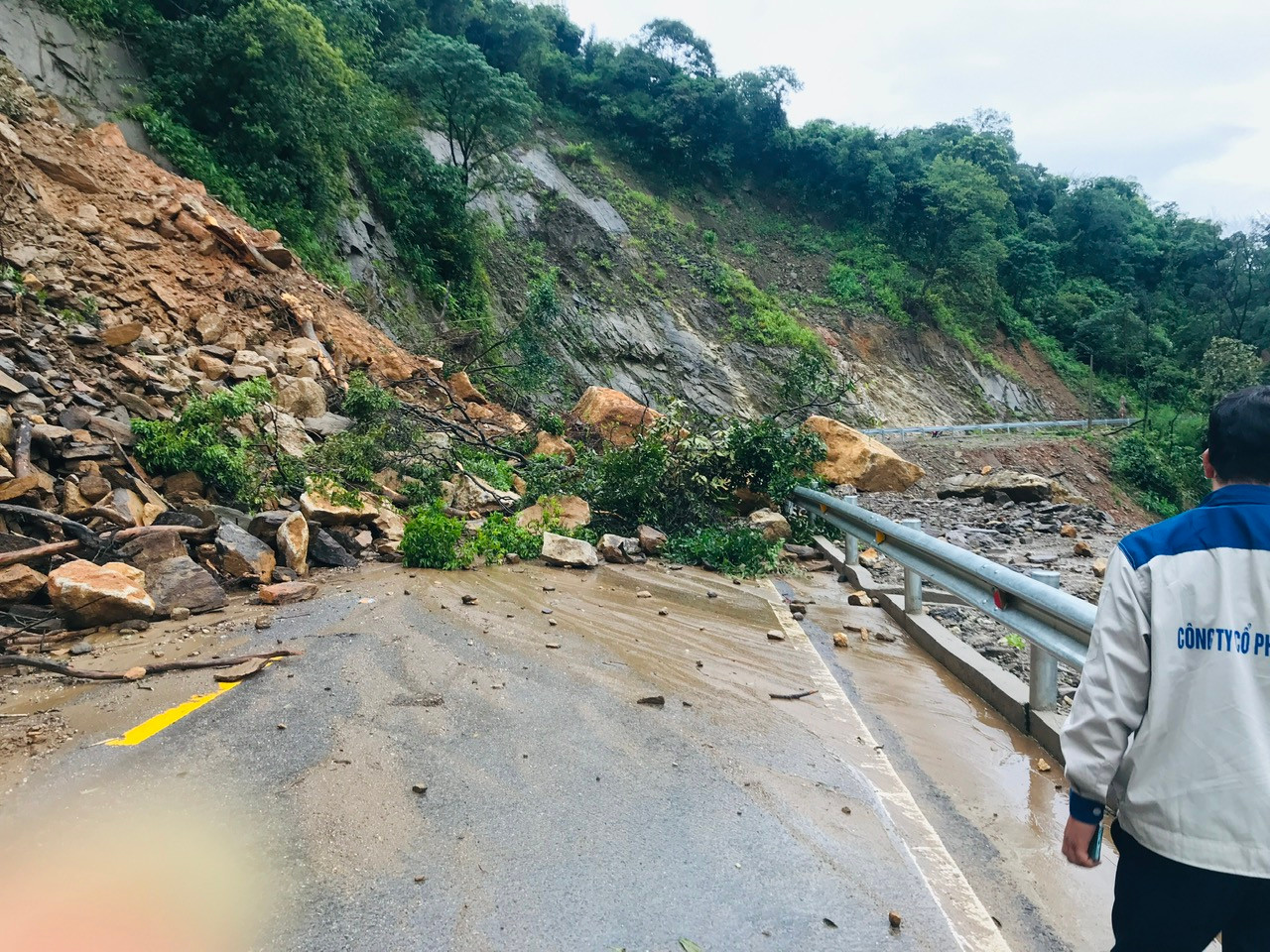 Hiện trường vụ sạt lở, chắn ngang quốc lộ khiến phương tiện giao thông bị ùn tắc. Hiện trường vụ sạt lở, chắn ngang quốc lộ khiến phương tiện giao thông bị ùn tắc.