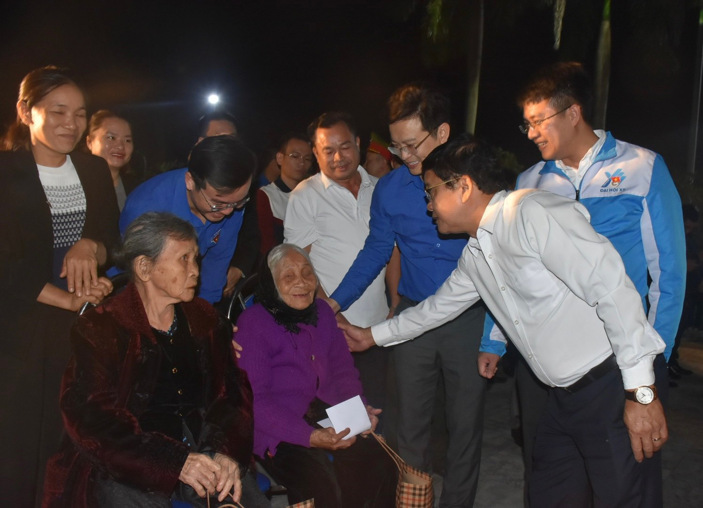 Ban Thường vụ Tỉnh Đoàn đã trao tặng các suất quà cho thân nhân Anh hùng liệt sỹ Lý Tự Trọng.