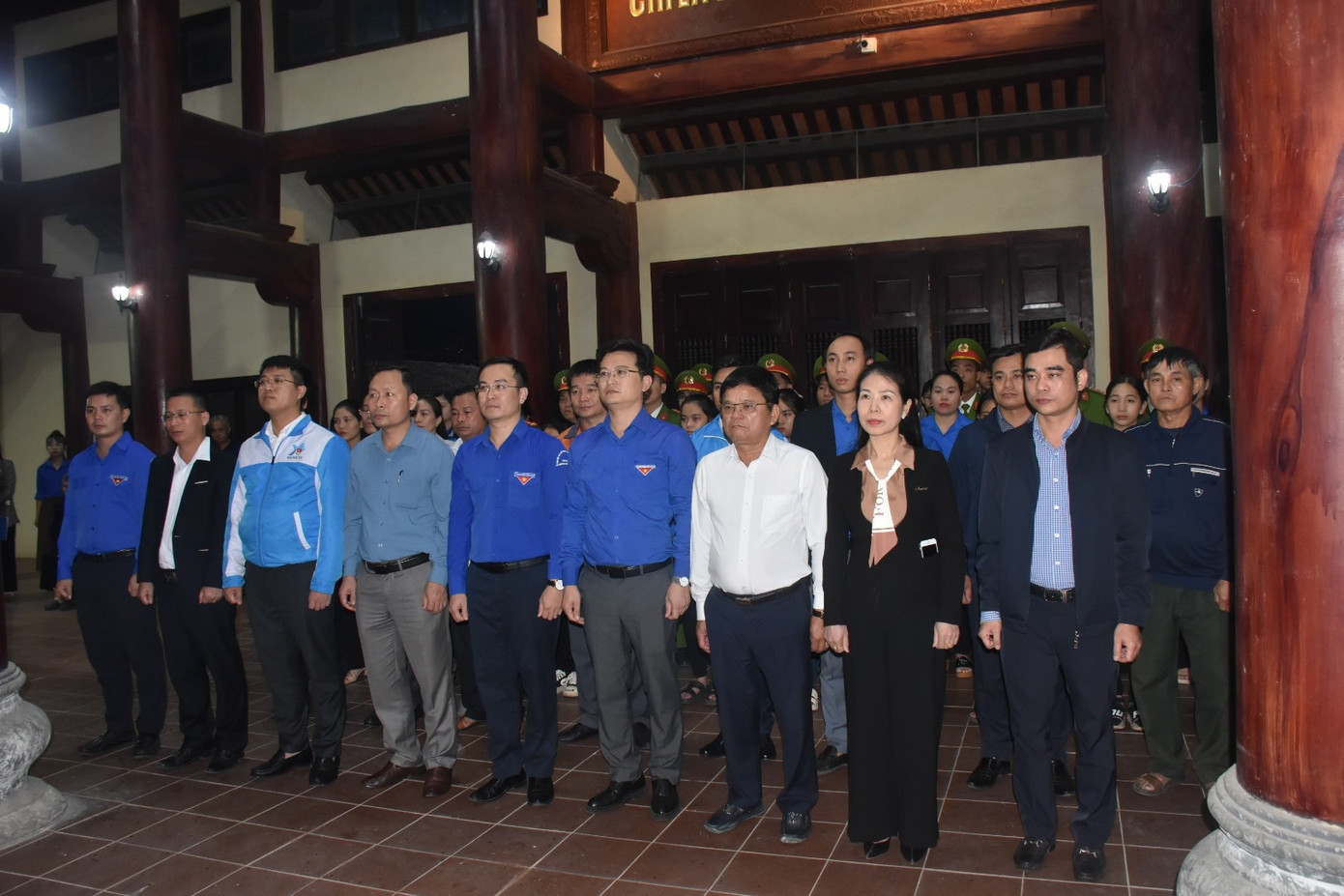 Đoàn đại biểu tổ chức dâng hương, hoa, thắp nến tri ân, bày tỏ lòng thành kính, biết ơn sâu sắc người đoàn viên thanh niên ưu tú.