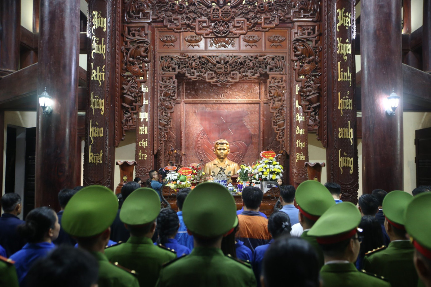 Trước anh linh Anh hùng liệt sĩ Lý Tự Trọng, lãnh đạo tỉnh Hà Tĩnh cùng 300 đoàn viên, thanh niên đã thành kính dâng hoa, dâng hương.